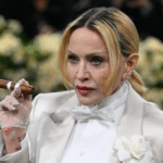 Image en avant pour “Madonna défile avec un Davidoff Oro Blanco”