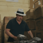 Image en avant pour “Arturo Fuente : Carlito met en scène son nouveau fournisseur de capes Cameroun”